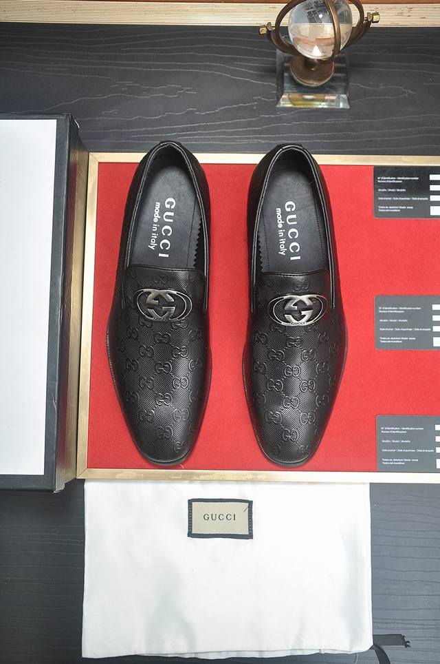 出厂价 意大利顶级奢侈男鞋巨头 Gucci 古奇 全牛皮内里 新款报到原汁原味的欧式风格 赏心悦目为了让鞋子更加耐用不变形制作继续沿用传统做法 但仍然不乏创新皮