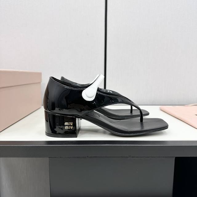 Miu Miu 25S早春新品 走秀粗跟夹脚凉鞋 穿脱方便