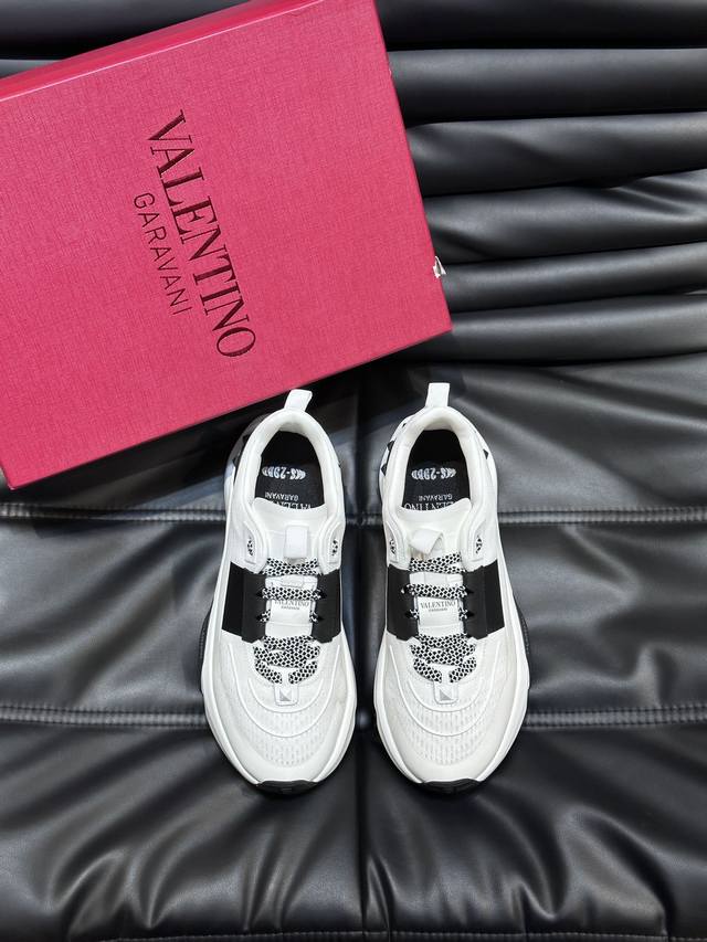 Valentino 华伦天奴2024Ss春夏新品情侣款休闲运动鞋，进口弹力布鞋面后跟为华伦家专属铆钉状 整体非常具有代表性，Tpu组合大底 上脚真的超好穿又很舒