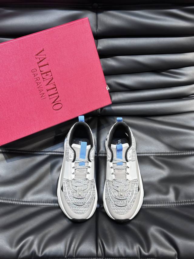 Valentino 华伦天奴2024Ss春夏新品情侣款休闲运动鞋，进口弹力布鞋面后跟为华伦家专属铆钉状 整体非常具有代表性，Tpu组合大底 上脚真的超好穿又很舒