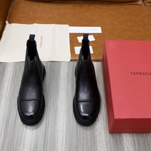 出厂价： Sf家新品 Ferragam* 菲拉格幕 男士高邦靴子 这款ferragam* 皮靴选用进口牛皮 开边珠亮皮制成，内里及垫脚水染小牛皮打造，鞋帮面皮革