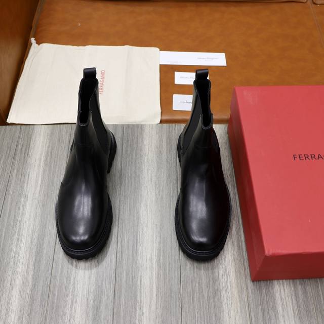 出厂价： Sf家新品 Ferragam* 菲拉格幕 男士高邦靴子 这款ferragam* 皮靴选用进口牛皮 开边珠亮皮制成，内里及垫脚水染小牛皮打造，鞋帮面皮革