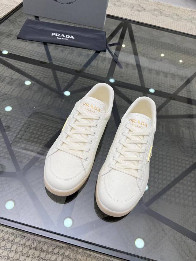 元 38-45 Prada 普拉达新款男士真皮运动鞋，市面最高版本 、欢迎任意对比！原版皮料质感极佳，超上档次！意大利进口胎羊网内里，可拆式垫！奢华用料、精细做