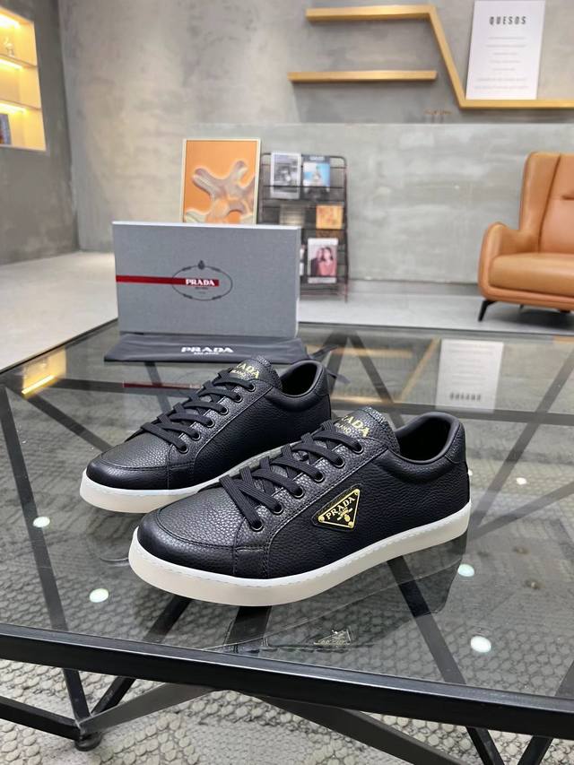 元 38-45 Prada 普拉达新款男士真皮运动鞋，市面最高版本 、欢迎任意对比！原版皮料质感极佳，超上档次！意大利进口胎羊网内里，可拆式垫！奢华用料、精细做