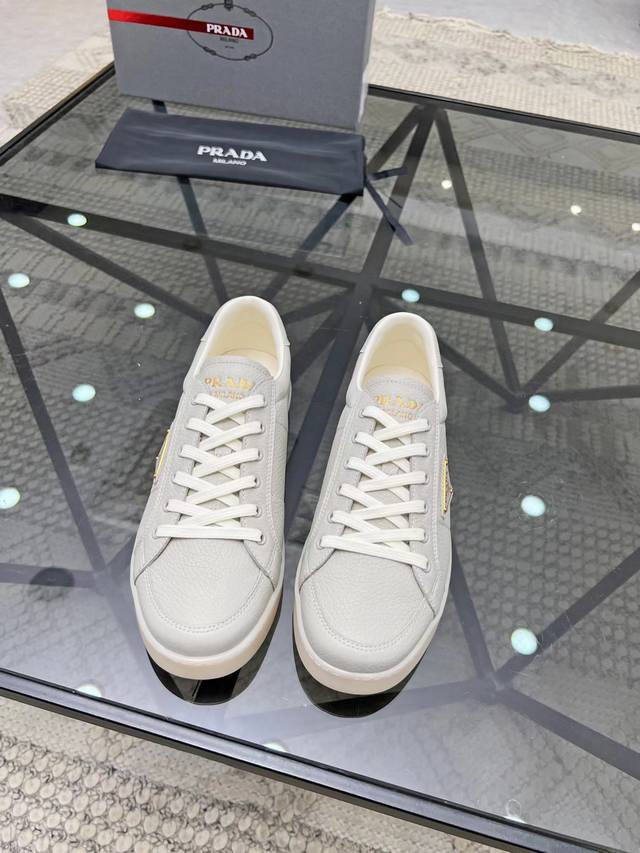 元 38-45 Prada 普拉达新款男士真皮运动鞋，市面最高版本 、欢迎任意对比！原版皮料质感极佳，超上档次！意大利进口胎羊网内里，可拆式垫！奢华用料、精细做