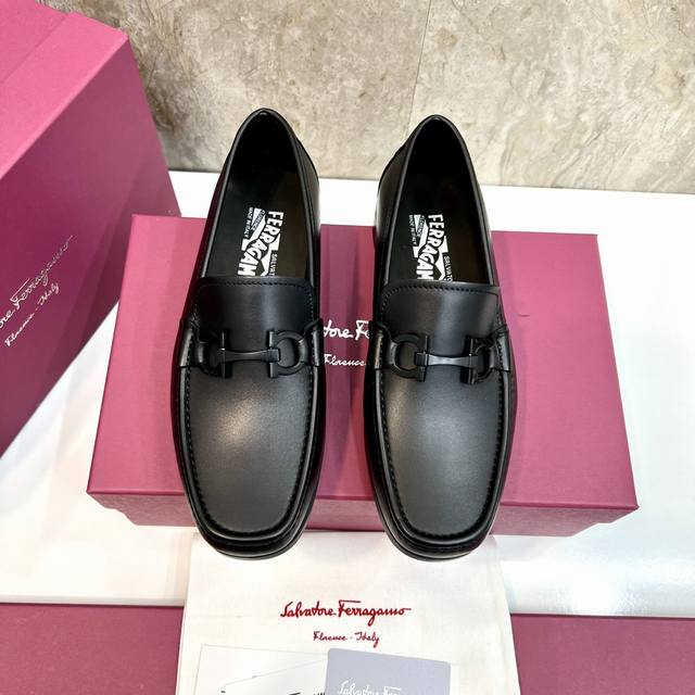 原单品质 品牌：Ferragamo 菲拉格慕 标准码：男码39–44 38.45可以定做 等级：官网同款 高品质男鞋 材料：定制头层小牛皮 搭配水染牛皮内里 牛