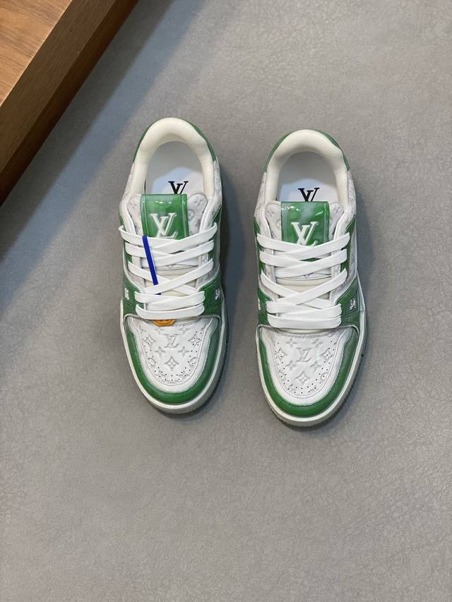 l 奢品trainer男士休闲运动鞋 ，运动鞋记录设计师 Virgil Abloh 由复古篮球鞋激发的经典创意，此次拼接光滑牛皮革和 Monogram 压纹粒面