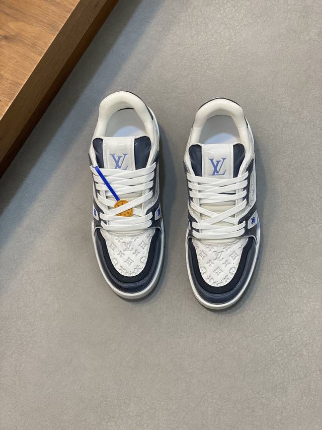 l 奢品trainer男士休闲运动鞋 ，运动鞋记录设计师 Virgil Abloh 由复古篮球鞋激发的经典创意，此次拼接光滑牛皮革和 Monogram 压纹粒面 - 点击图像关闭