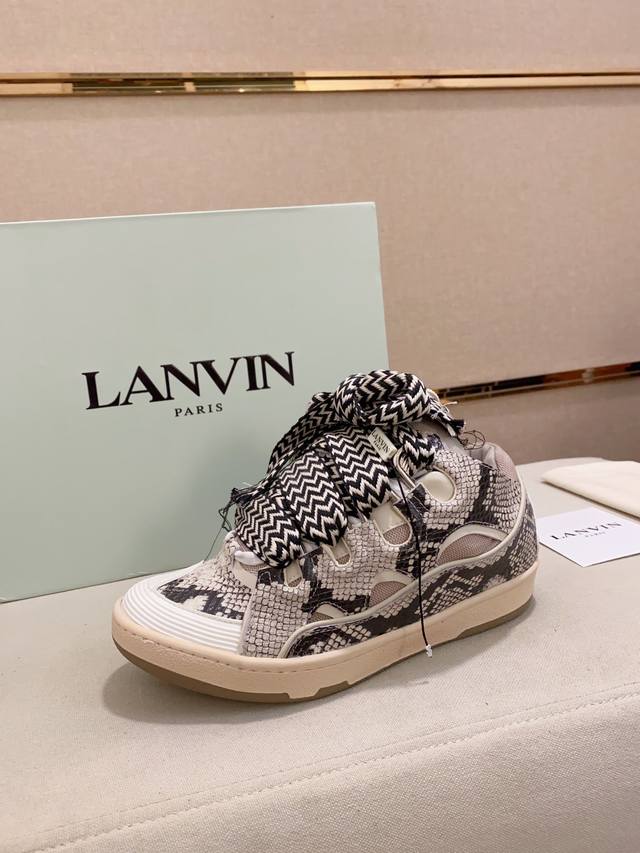 工厂价: 浪凡lanvin 限定系列；沉稳、笃定、活泼、经典与潮流、成熟与青春；诠释多面魅力组合构成一个五彩斑斓的艺术品浪凡情侣款面包鞋，运动鞋，德训鞋，高帮鞋