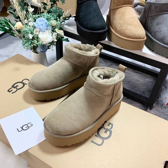 Ugg-1135092厚底款迷你低帮 寒冬刷星“暖潮风” Ugg改头换面刮起雪地里的时尚感。全羊皮毛一体，保暖好穿！独具匠心，只此唯一！出街回头率最高的就是它，