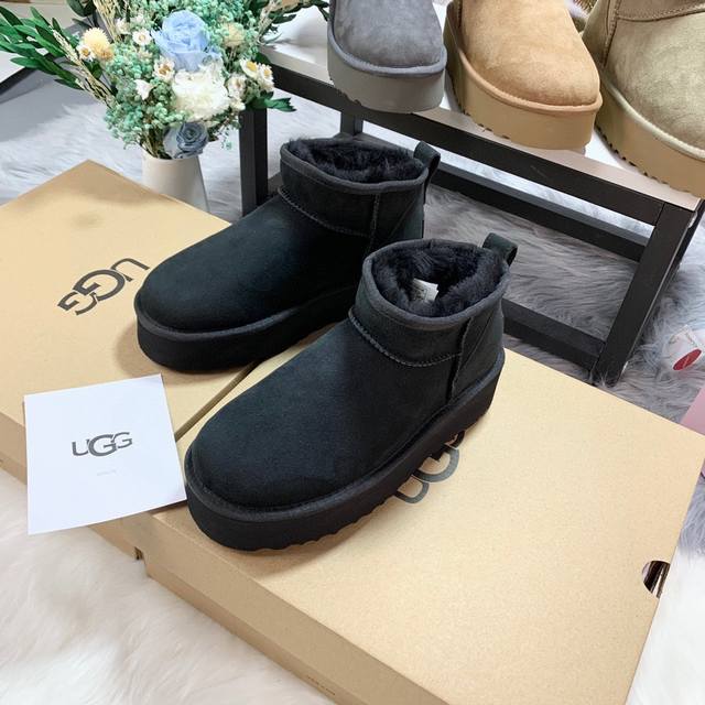 Ugg-1135092厚底款迷你低帮 寒冬刷星“暖潮风” Ugg改头换面刮起雪地里的时尚感。全羊皮毛一体，保暖好穿！独具匠心，只此唯一！出街回头率最高的就是它，