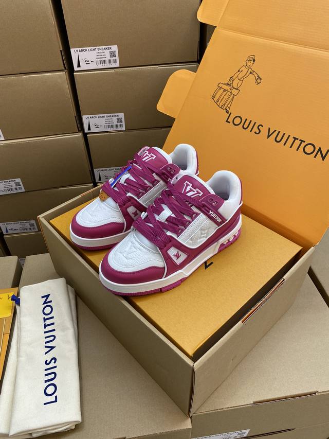 lv-路易-威登trainer 顶级版本2024走秀新款 原版1：1开发复刻！！上脚非常舒适 做工精细 鞋面由意大利进口小牛皮拼接，侧边饰有品牌logo标志及签