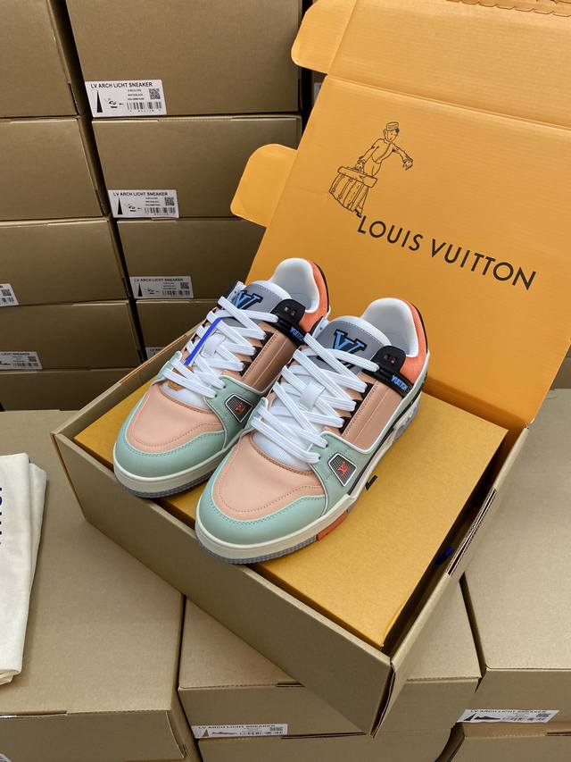 lv-路易-威登trainer 顶级版本2024走秀新款 原版1：1开发复刻！！上脚非常舒适 做工精细 鞋面由意大利进口小牛皮拼接，侧边饰有品牌logo标志及签