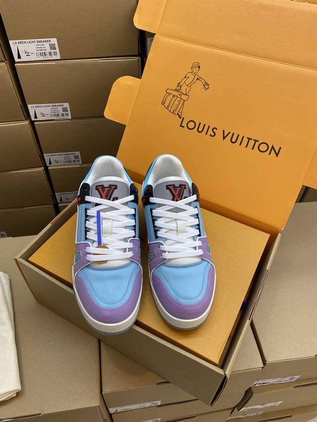 lv-路易-威登trainer 顶级版本2024走秀新款 原版1：1开发复刻！！上脚非常舒适 做工精细 鞋面由意大利进口小牛皮拼接，侧边饰有品牌logo标志及签