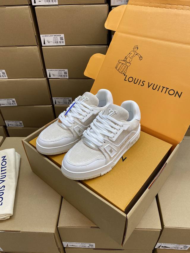 lv-路易-威登trainer 顶级版本2024走秀新款 原版1：1开发复刻！！上脚非常舒适 做工精细 鞋面由意大利进口小牛皮拼接，侧边饰有品牌logo标志及签