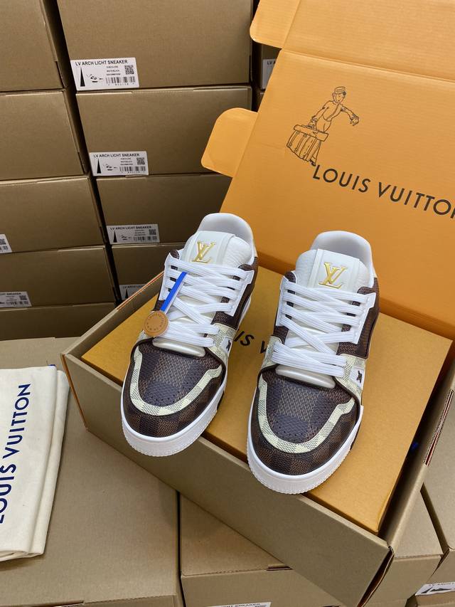 lv-路易-威登trainer 顶级版本2024走秀新款 原版1：1开发复刻！！上脚非常舒适 做工精细 鞋面由意大利进口小牛皮拼接，侧边饰有品牌logo标志及签