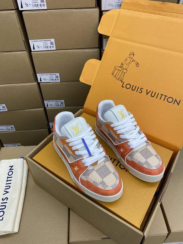 lv-路易-威登trainer 顶级版本2024走秀新款 原版1：1开发复刻！！上脚非常舒适 做工精细 鞋面由意大利进口小牛皮拼接，侧边饰有品牌logo标志及签