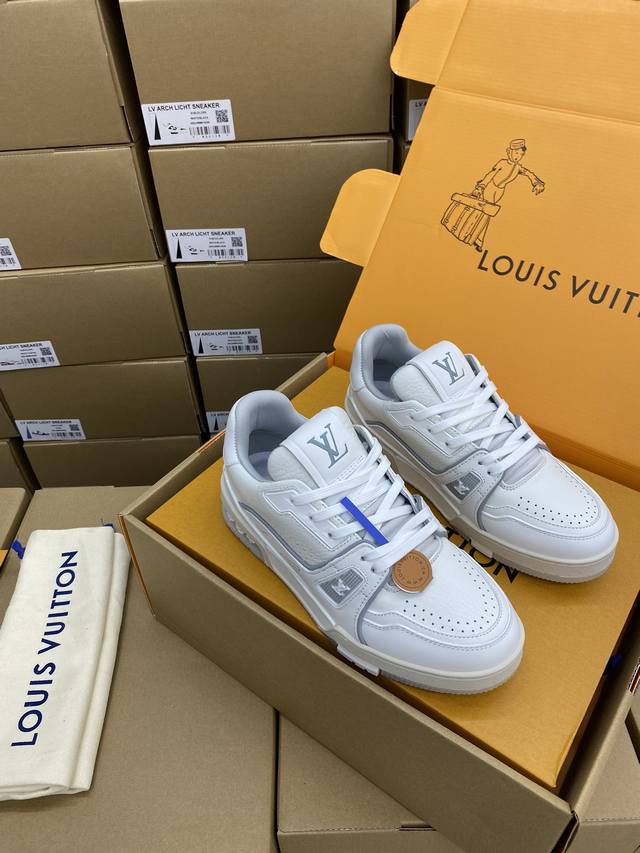 lv-路易-威登trainer 顶级版本2024走秀新款 原版1：1开发复刻！！上脚非常舒适 做工精细 鞋面由意大利进口小牛皮拼接，侧边饰有品牌logo标志及签