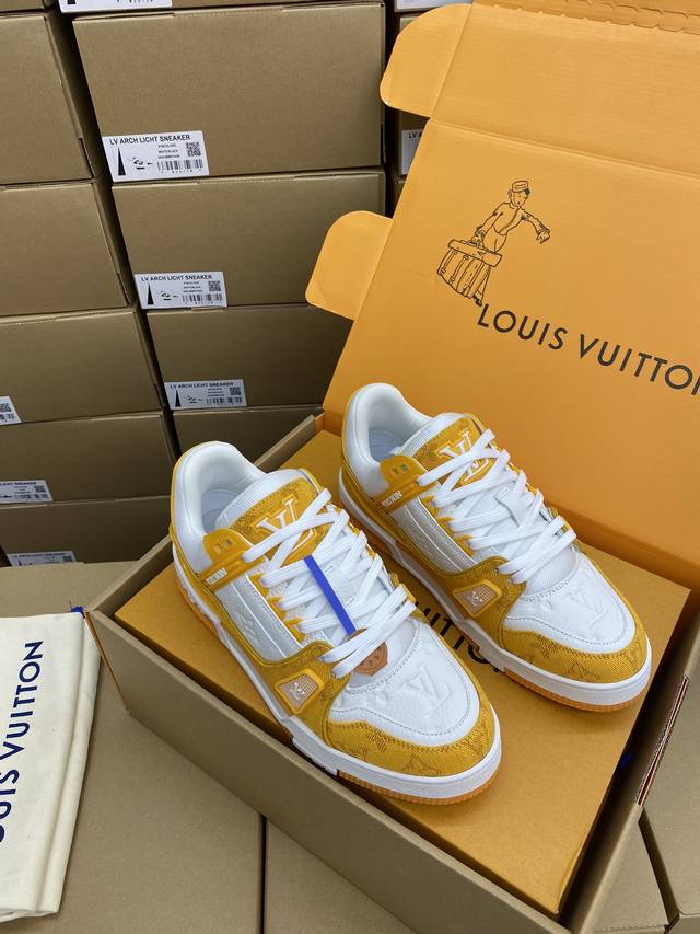 lv-路易-威登trainer 顶级版本2024走秀新款 原版1：1开发复刻！！上脚非常舒适 做工精细 鞋面由意大利进口小牛皮拼接，侧边饰有品牌logo标志及签