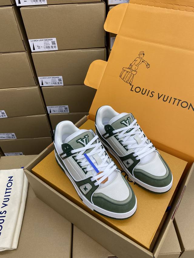 lv-路易-威登trainer 顶级版本2024走秀新款 原版1：1开发复刻！！上脚非常舒适 做工精细 鞋面由意大利进口小牛皮拼接，侧边饰有品牌logo标志及签