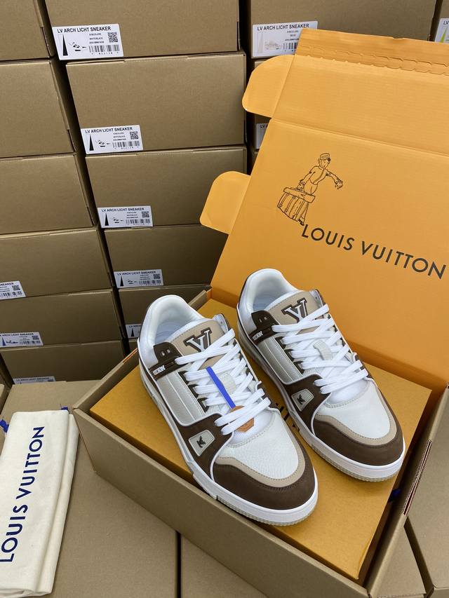 lv-路易-威登trainer 顶级版本2024走秀新款 原版1：1开发复刻！！上脚非常舒适 做工精细 鞋面由意大利进口小牛皮拼接，侧边饰有品牌logo标志及签