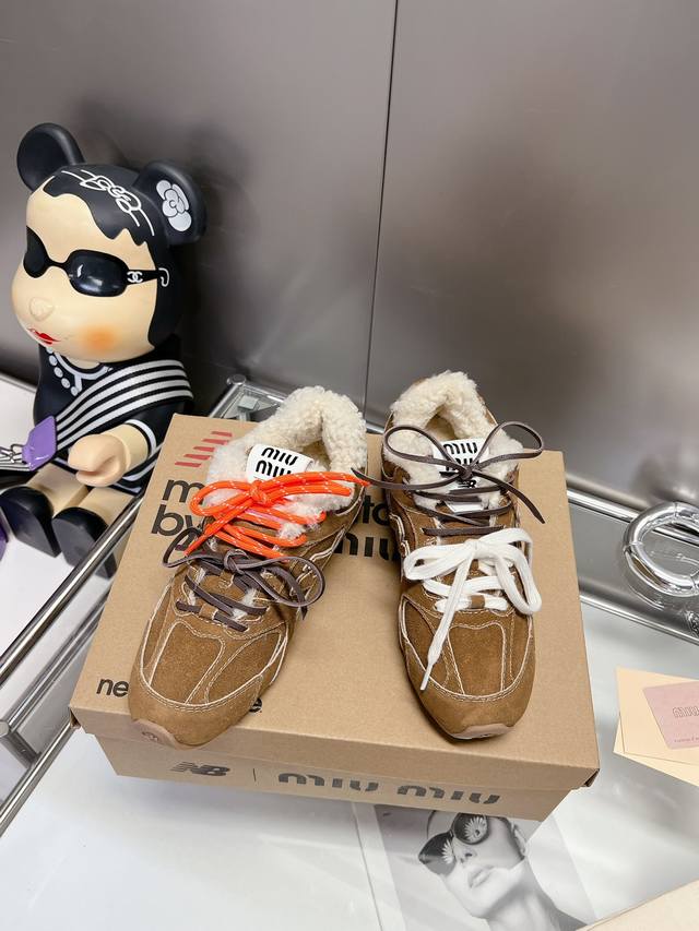 绒面 牛皮面 毛里+20 内增高miu Miu 缪缪大秀上爆出的这双与new Balance 新百伦联名款运动 球鞋 后全球各大代购官网火爆上市. 2024走秀