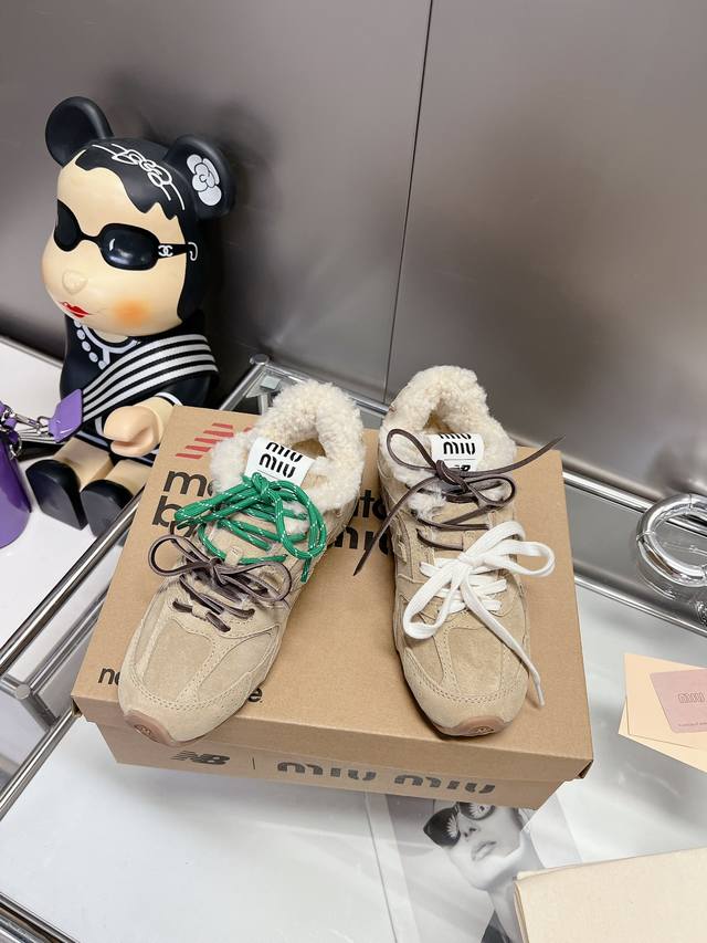 绒面 牛皮面 毛里+20 内增高miu Miu 缪缪大秀上爆出的这双与new Balance 新百伦联名款运动 球鞋 后全球各大代购官网火爆上市. 2024走秀