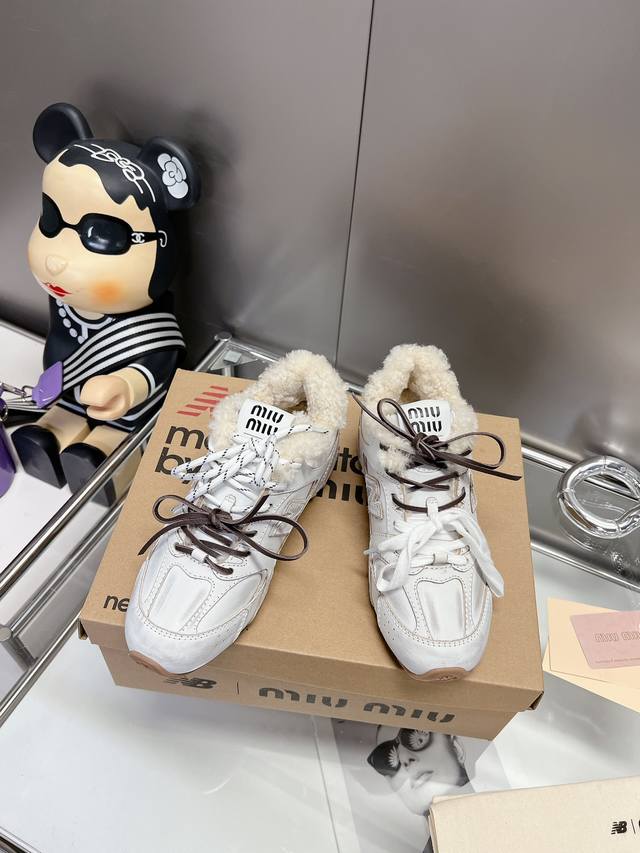 绒面 牛皮面 毛里+20 内增高miu Miu 缪缪大秀上爆出的这双与new Balance 新百伦联名款运动 球鞋 后全球各大代购官网火爆上市. 2024走秀