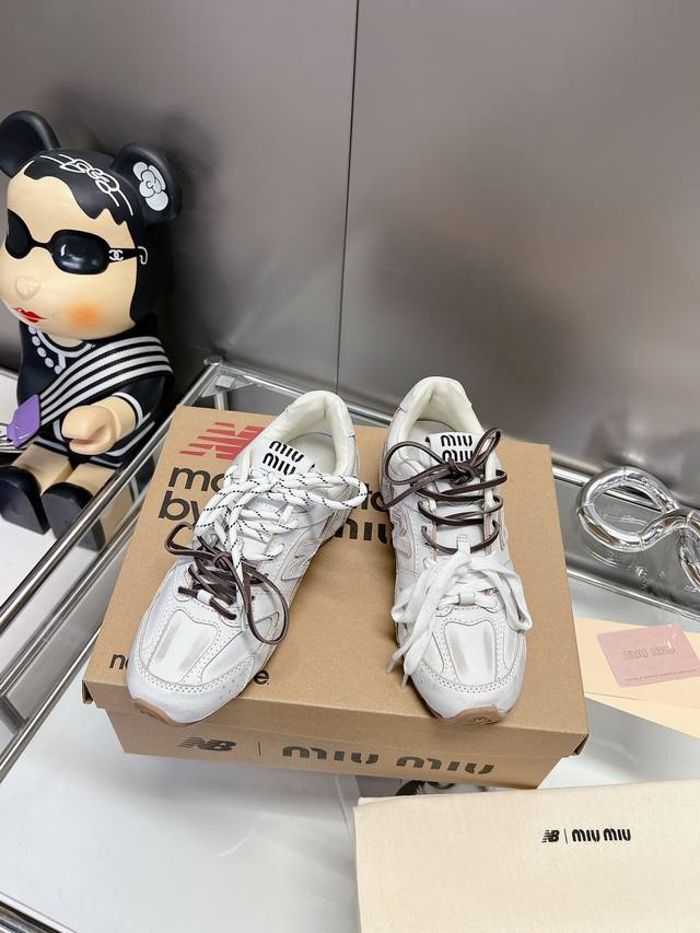 绒面 牛皮面 内增高miu Miu 缪缪大秀上爆出的这双与new Balance 新百伦联名款运动 球鞋 后全球各大代购官网火爆上市. 2024走秀场曝光、非常