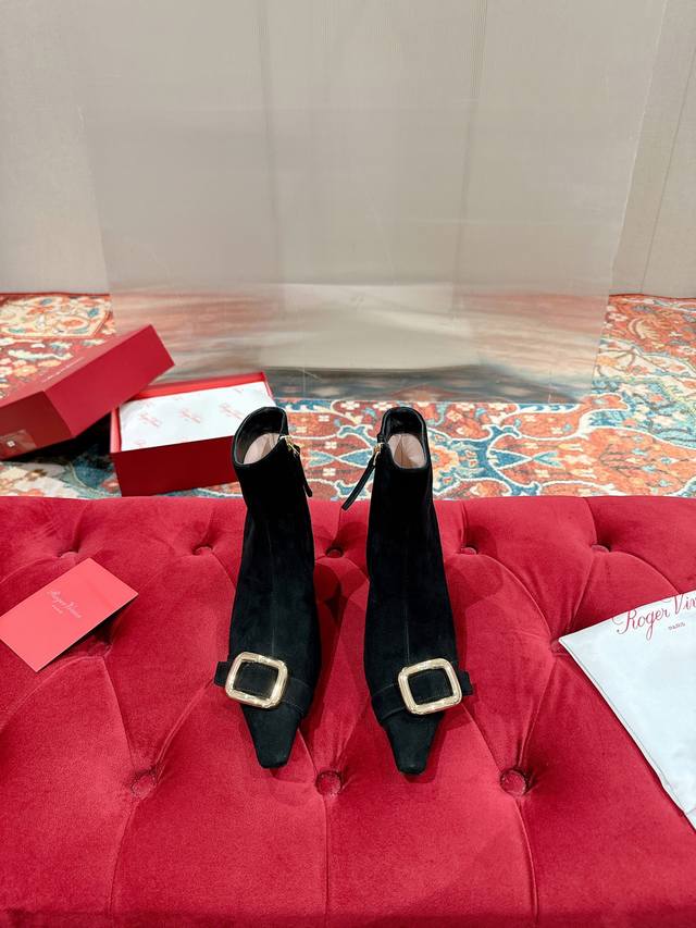 Roger Vivier｜Rv经典秋冬 高跟方扣短靴系列 鞋面采用原厂小牛漆皮 内里垫脚混种羊皮 意大利进口牛皮大底 Size:35-39 40定制 不退换