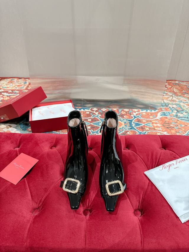 Roger Vivier｜Rv经典秋冬 高跟方扣短靴系列 鞋面采用原厂小牛漆皮 内里垫脚混种羊皮 意大利进口牛皮大底 Size:35-39 40定制 不退换