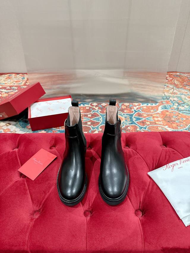 Roger Vivier｜Rv经典秋冬 水钻方扣短靴 鞋面采用原版定制牛皮 内里垫脚混种羊皮 原版开模定制发泡大底 Size:35-39 40定制 不退换