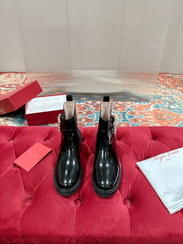 Roger Vivier｜Rv经典秋冬 水钻方扣短靴 鞋面采用原版定制牛皮 内里垫脚混种羊皮 原版开模定制发泡大底 Size:35-39 40定制 不退换