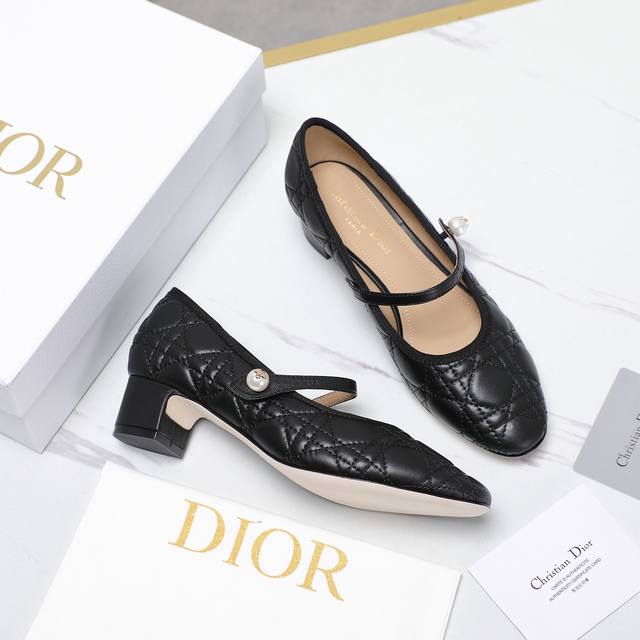 出厂 迪奥 Dior 2024春夏高定系列新款 D-Ramour 标志性电绣藤格纹低跟芭蕾舞女鞋 Cd字母logo珍珠扣粗跟蝴蝶结单鞋 面料：进口混种小牛皮 内