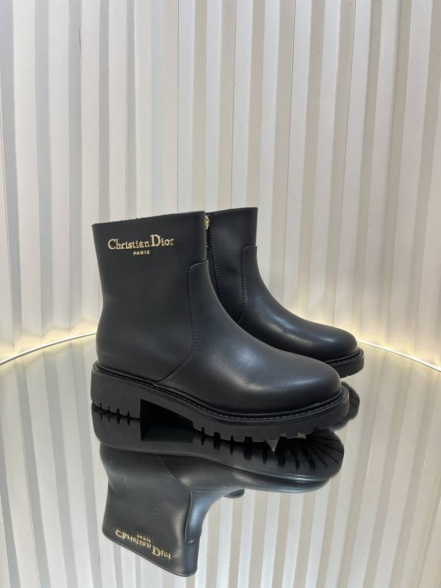 dior 迪奥2024秋冬新款d-Town系列朋克风低跟女靴 明星同款cd字母logo五金扣机车靴 厚底圆头侧拉链骑士短靴 材质：鞋面进口全粒面小牛皮+水染牛皮