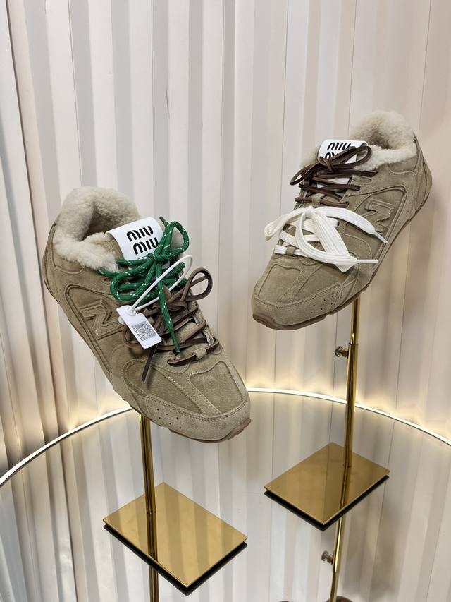 代购级别 Miumiu X New Balance 24Ss联名走秀款 羊毛里运动鞋 太爆了！！天冷了肯定要有羊毛里！超级无敌大热门 无论你如何穿搭请都不要放过