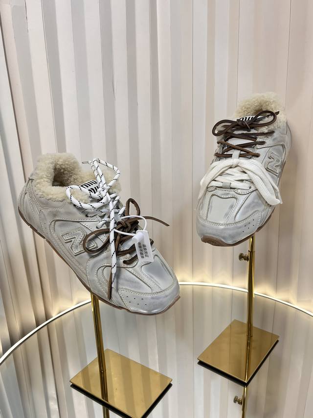 代购级别 Miumiu X New Balance 24Ss联名走秀款 羊毛里运动鞋 太爆了！！天冷了肯定要有羊毛里！超级无敌大热门 无论你如何穿搭请都不要放过