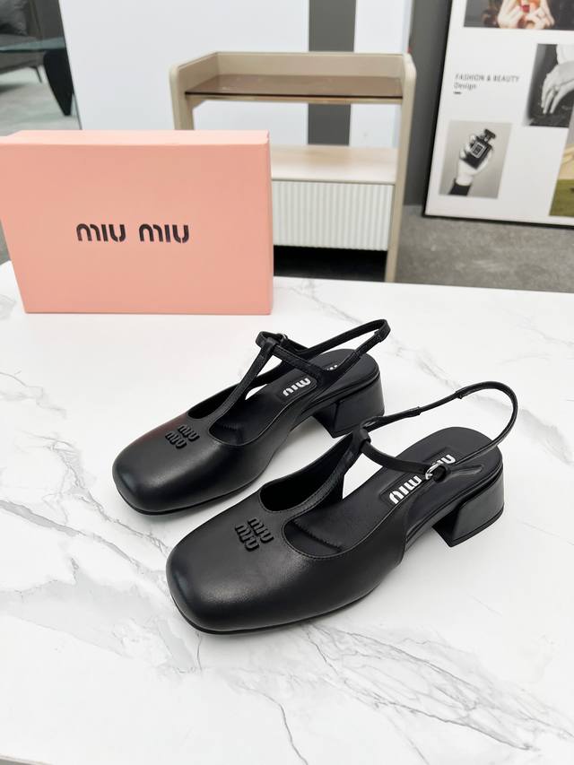 独家首发miumiu*缪缪后空凉鞋2025年新款。 怎么穿都好看今夏时髦精最爱 看起来不怎么舒服 上脚超级舒服 面料：羊皮，牛漆。 内里：羊皮 大底：仿真皮底