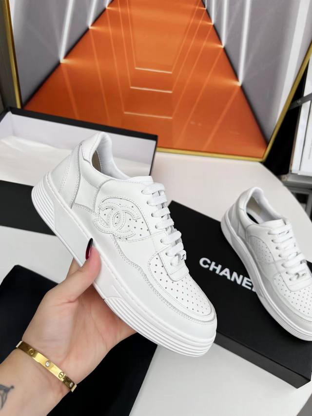 chanel香奈儿 Chanel 休闲运动滑板鞋，巴黎时装周 Chanel 走秀款，意大利购入原版鞋1：1制作，面料：原版订做丝绸面小牛皮，1厘米厚原版活动按摩