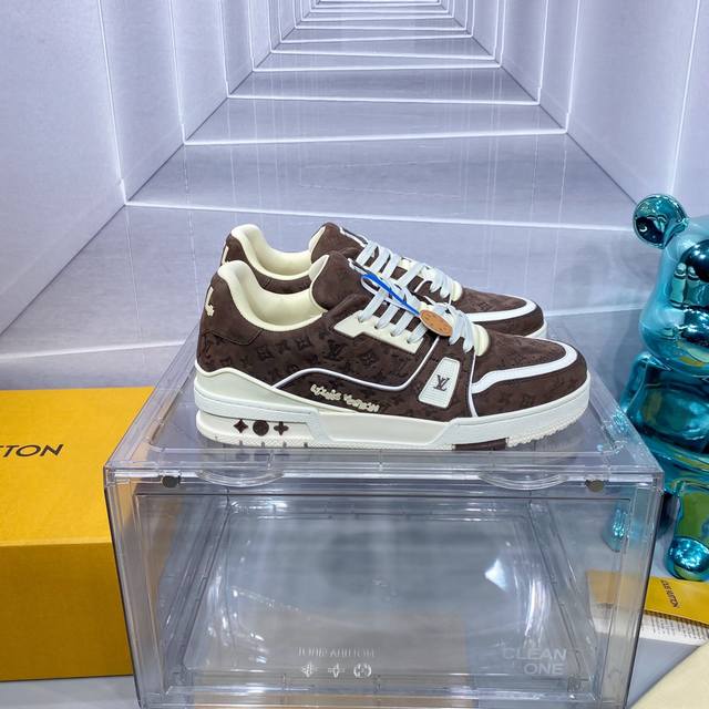 路易威登走秀滑板鞋爆款， Louis Vuitton Trainer无疑是奢侈品牌推出的最成功的sneaker之一，不过探索的脚步并不会停，Louisvuitt