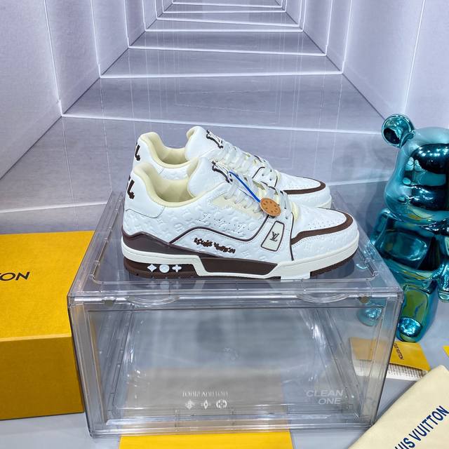 路易威登走秀滑板鞋爆款， Louis Vuitton Trainer无疑是奢侈品牌推出的最成功的sneaker之一，不过探索的脚步并不会停，Louisvuitt