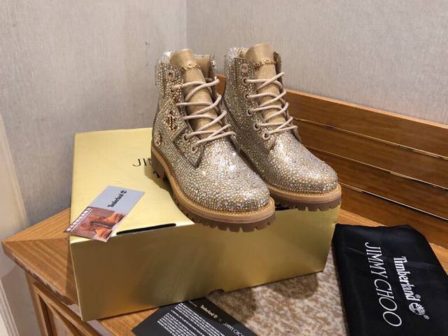 秋冬jimmy Choo 吉米周 Xtimberland 添柏岚 联名限量款户外登山鞋，满钻全球限量50双刚上专柜就已经断货，真正所谓有价无鞋鞋面，五金扣饰原版