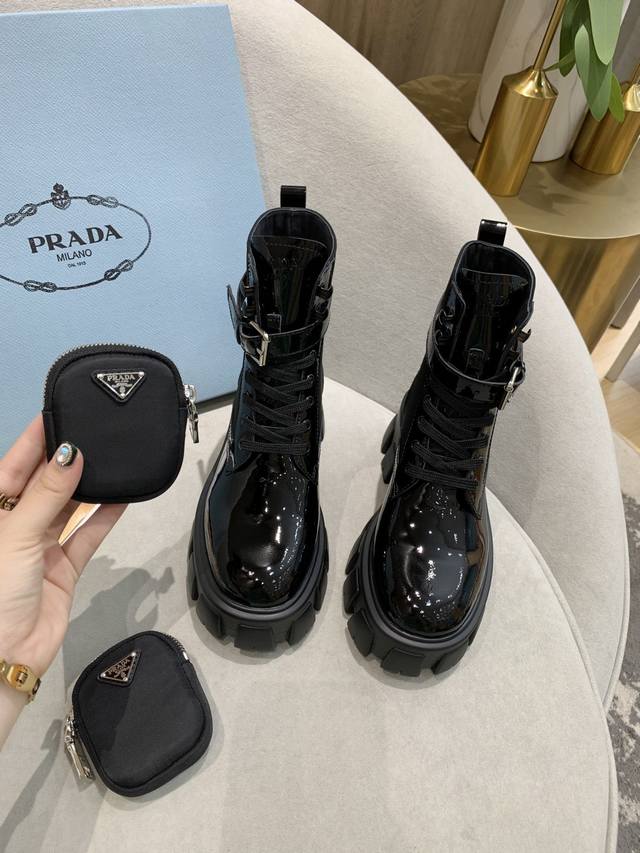 出厂价： 火爆普拉达 Prada 市面上最高版本原版1:1复制 鞋面：进口头层亚光开边朱+防水尼龙布面，高光头层牛漆皮+丝绸头层羊皮里+鞋面全部油边工艺 可以对