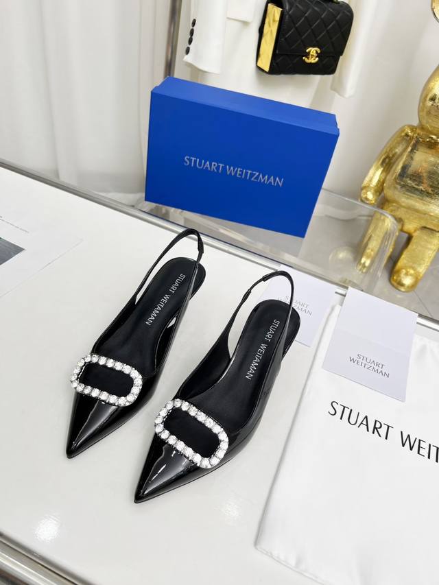 出厂价： 元新款欧美尖头水钻包头凉鞋stuart Weitzman 百搭方钻扣浅口设计 气质又经典，上脚女神中的高级感 面料：漆皮、银色特殊材料 垫脚：混种羊皮