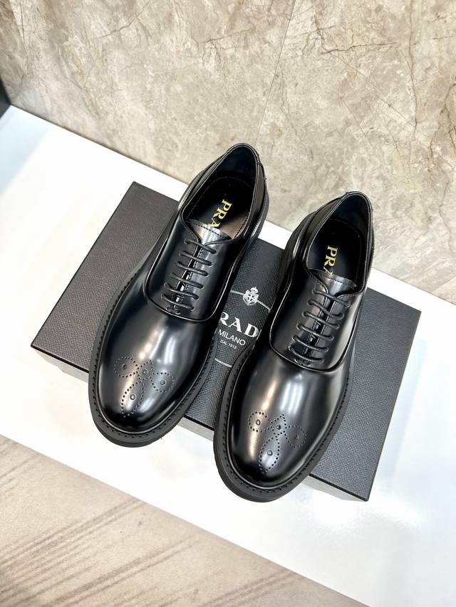 出厂价 原单品质 品牌：Prada 普拉达 标准码：男码39-44 38、45可以定做 等级：官网同款 材料：原版牛皮 牛皮内里 原版大底 款式类别：男士正装皮