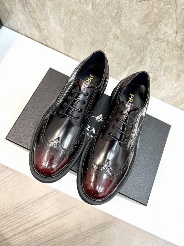 出厂价 原单品质 品牌：Prada 普拉达 标准码：男码39-44 38、45可以定做 等级：官网同款 材料：原版牛皮 牛皮内里 原版大底 款式类别：男士正装皮