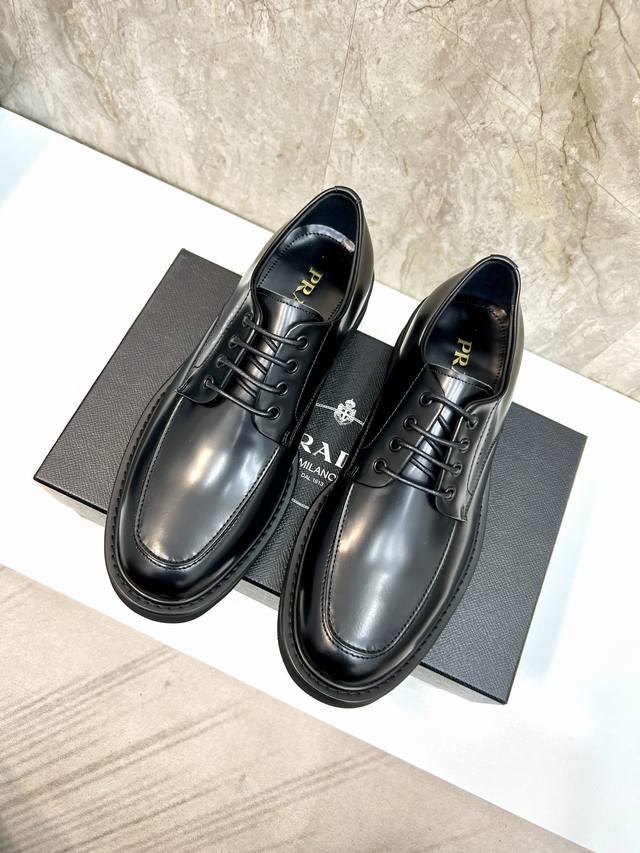 出厂价 原单品质 品牌：Prada 普拉达 标准码：男码39-44 38、45可以定做 等级：官网同款 材料：原版牛皮 牛皮内里 原版大底 款式类别：男士正装皮