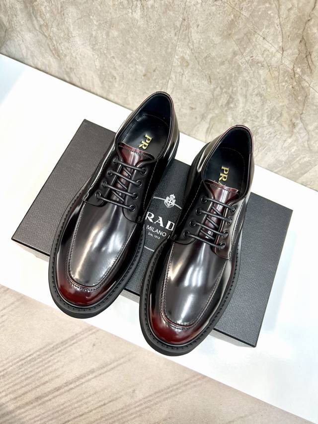 出厂价 原单品质 品牌：Prada 普拉达 标准码：男码39-44 38、45可以定做 等级：官网同款 材料：原版牛皮 牛皮内里 原版大底 款式类别：男士正装皮