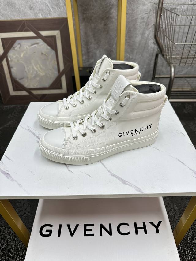 情侣款 Givenchy-纪梵希 男女同款春夏走秀新款tk-Mx的灵感来自于经典的tk-360，网眼合成皮革等轻盈科技材料加上反光材质，拥有大胆外形和独特线条高