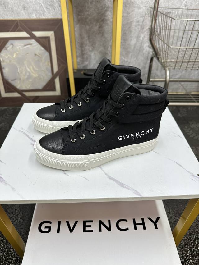 情侣款 Givenchy-纪梵希 男女同款春夏走秀新款tk-Mx的灵感来自于经典的tk-360，网眼合成皮革等轻盈科技材料加上反光材质，拥有大胆外形和独特线条高